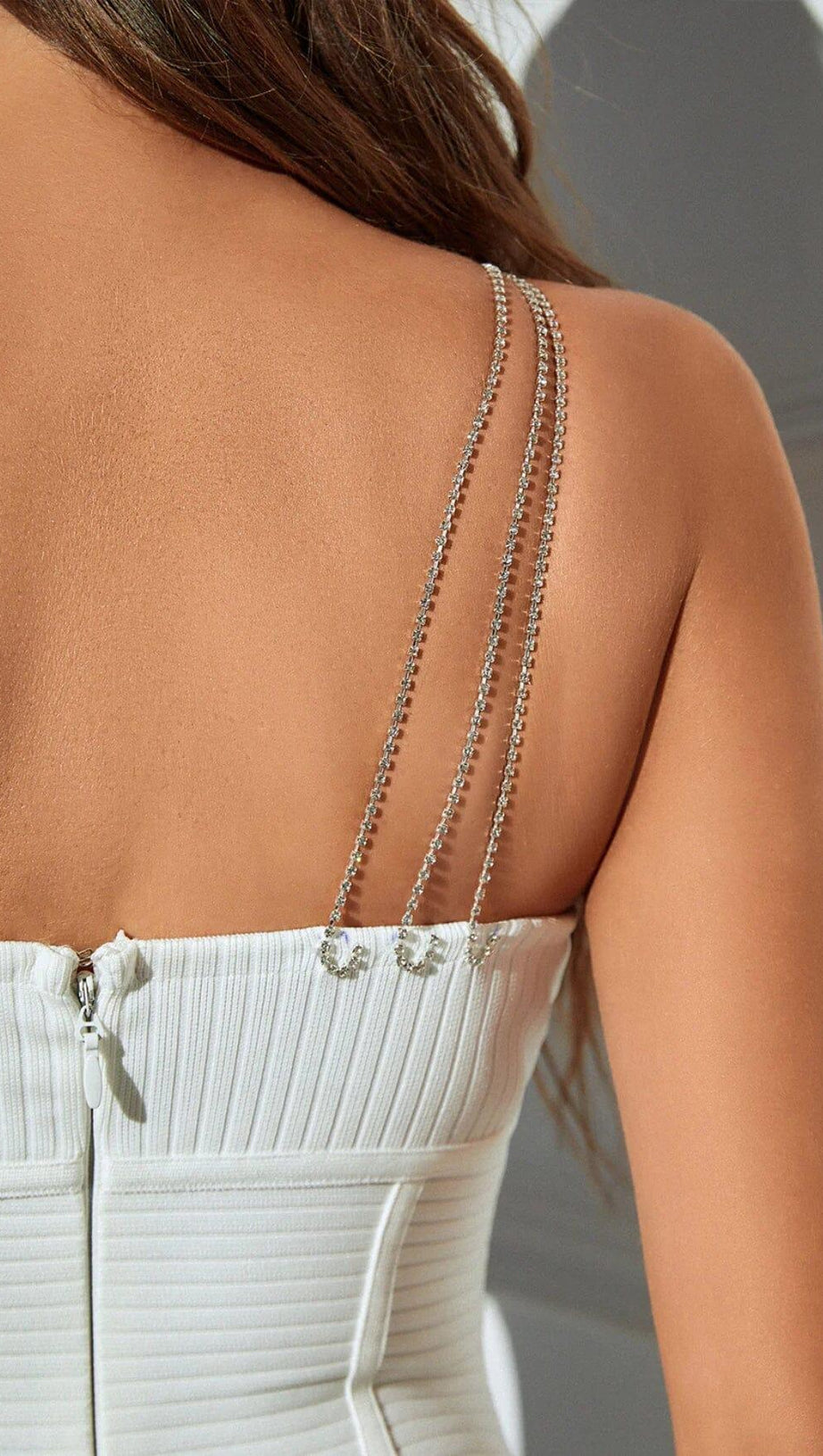 WEISSES MIDIKLEID MIT VERZIERUNGEN UND TRÄGERN