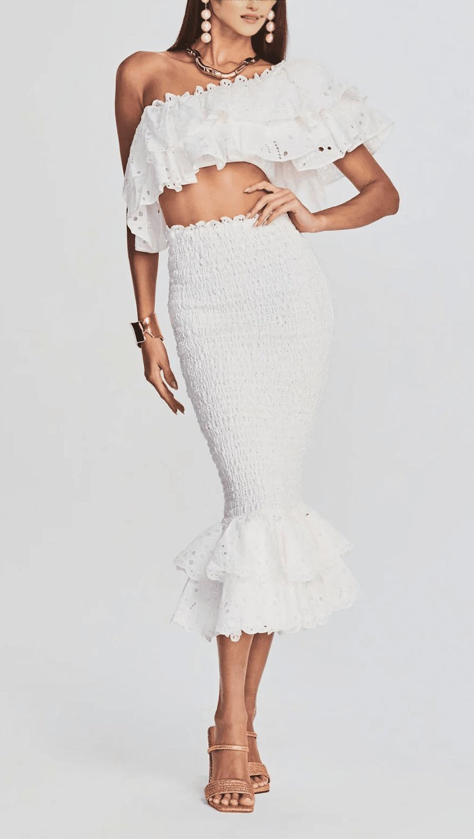 Weißes Rüschen-Top mit schrägem Kragen und hoch tailliertem MIDI-Kleid, zweiteiliges Set