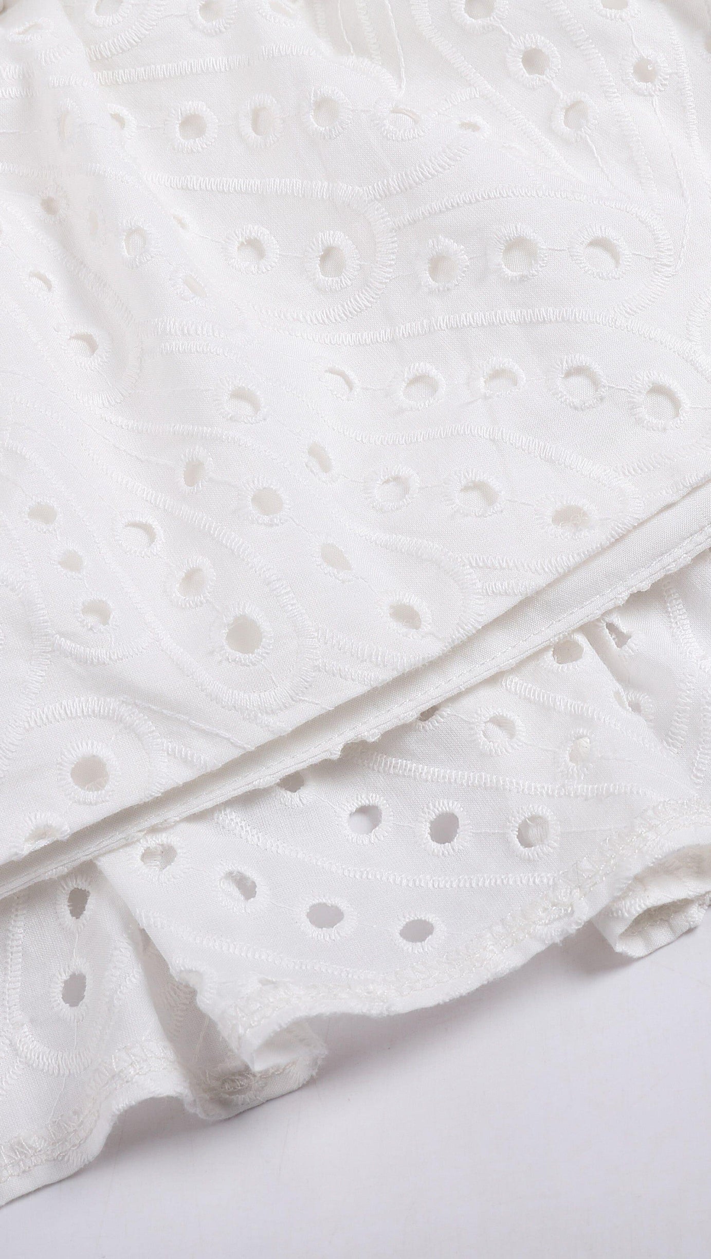 Weißes Rüschen-Top mit schrägem Kragen und hoch tailliertem MIDI-Kleid, zweiteiliges Set