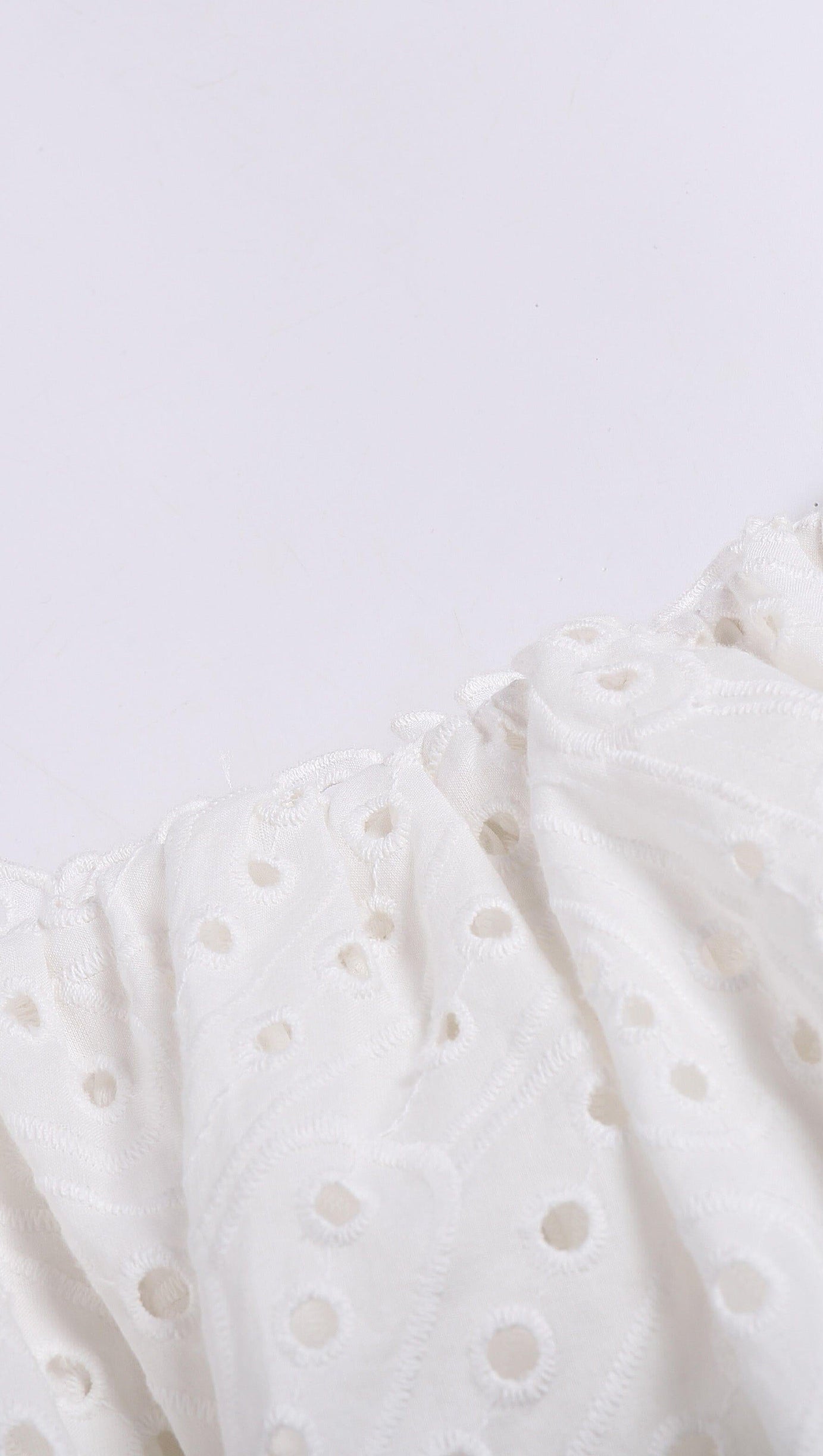 Weißes Rüschen-Top mit schrägem Kragen und hoch tailliertem MIDI-Kleid, zweiteiliges Set