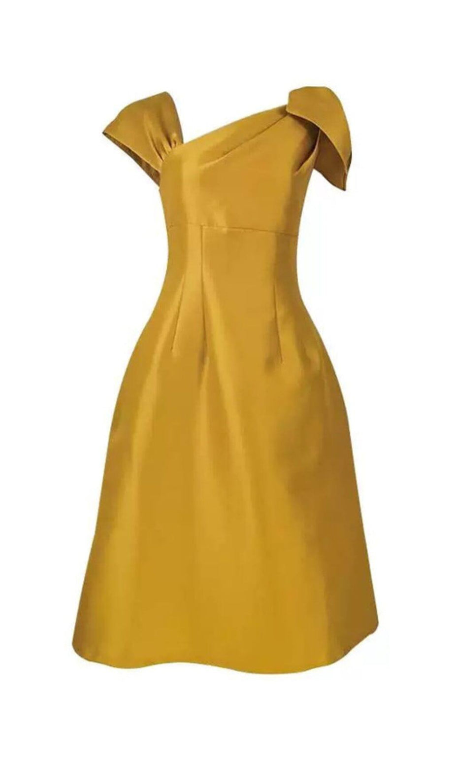 ABITO FRANCESE GIALLO CON SPALLE ASIMMETRICHE E COLLETTO DIAGONALE