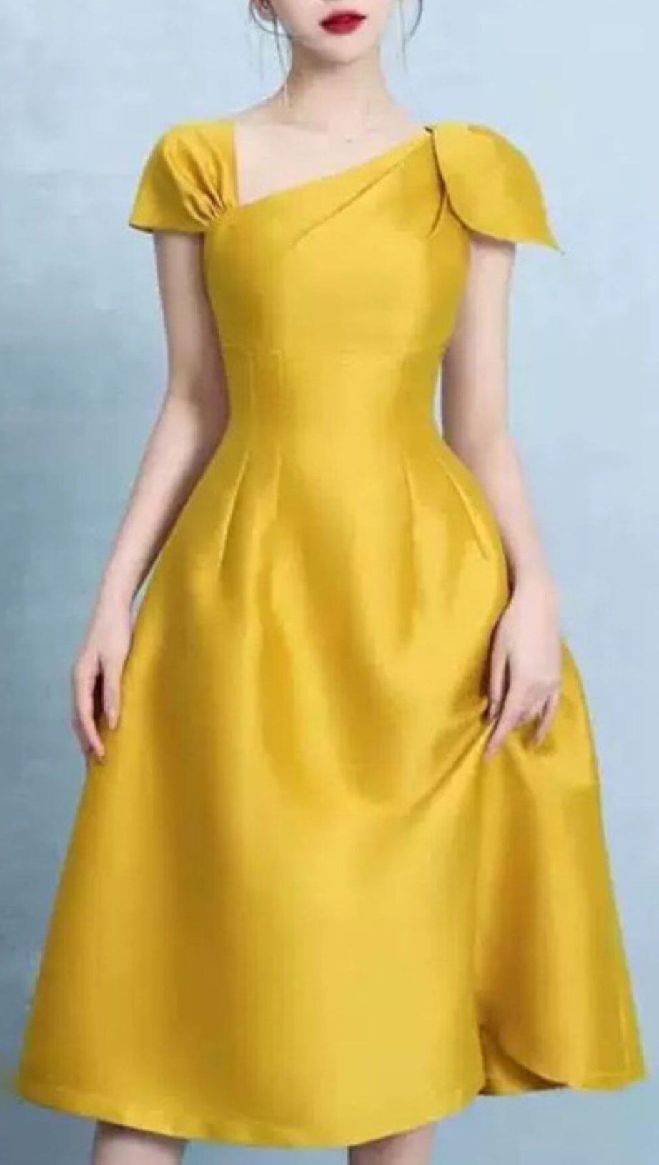 ABITO FRANCESE GIALLO CON SPALLE ASIMMETRICHE E COLLETTO DIAGONALE