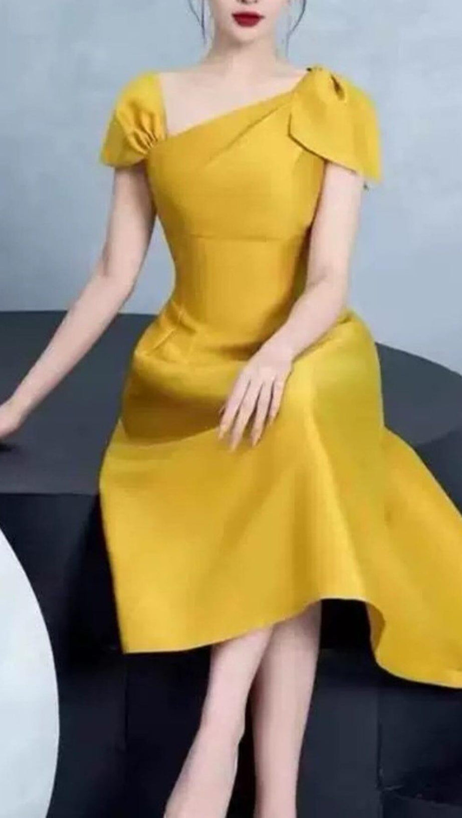 ABITO FRANCESE GIALLO CON SPALLE ASIMMETRICHE E COLLETTO DIAGONALE