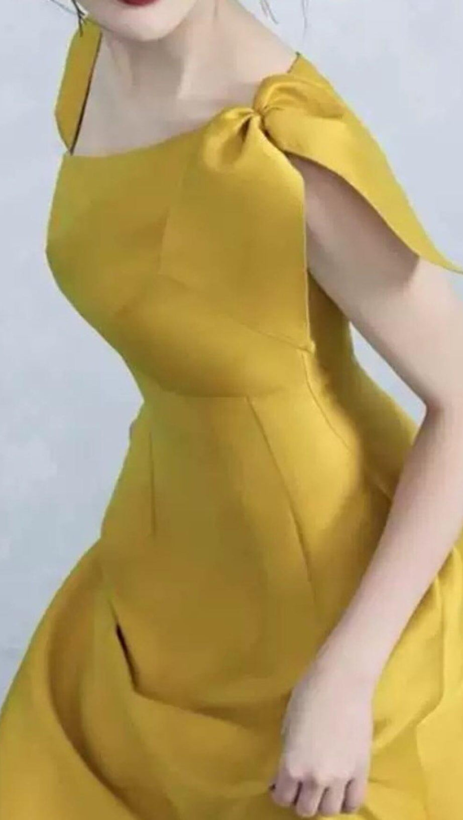 ABITO FRANCESE GIALLO CON SPALLE ASIMMETRICHE E COLLETTO DIAGONALE