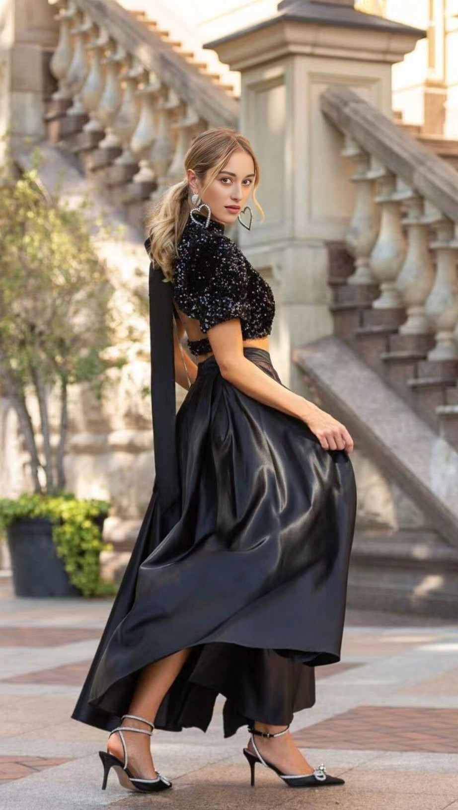 ABITO CON PAILLETTES NERO