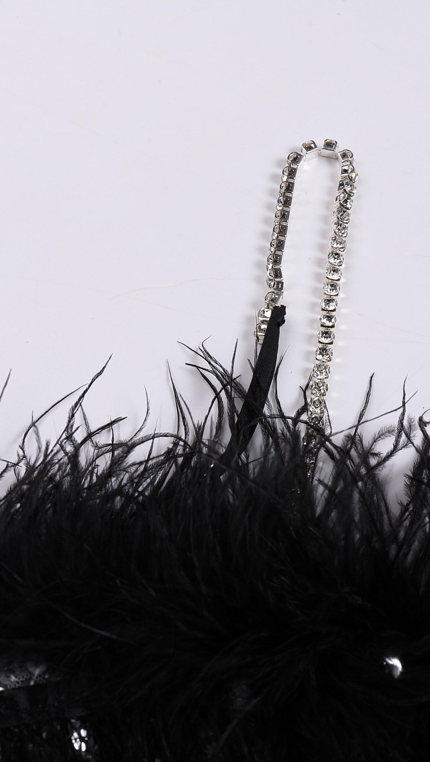 ABITO SLIM CON BRETELLE E PIUME CON PAILLETTES