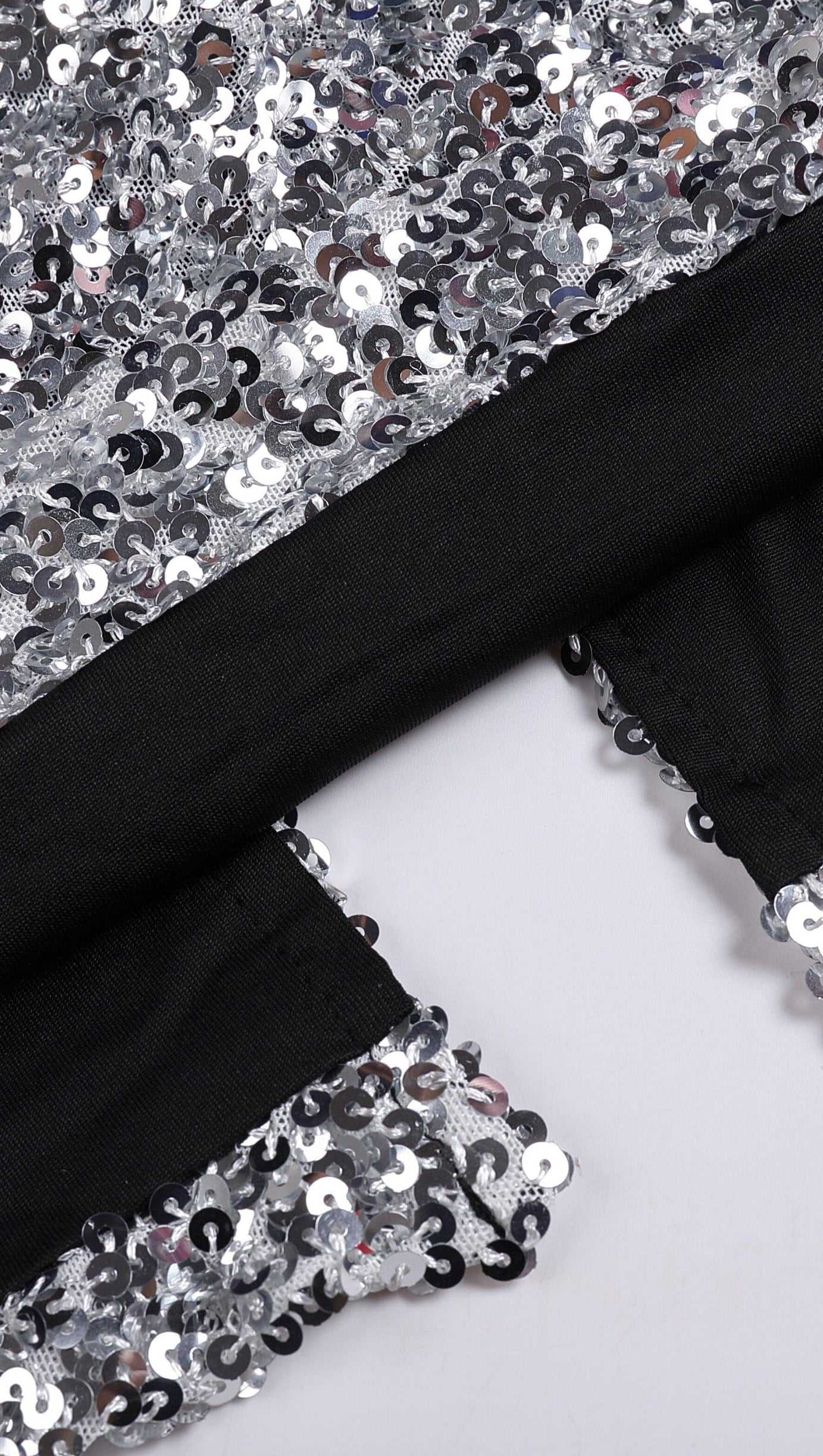 ABITO SLIM CON BRETELLE E PIUME CON PAILLETTES