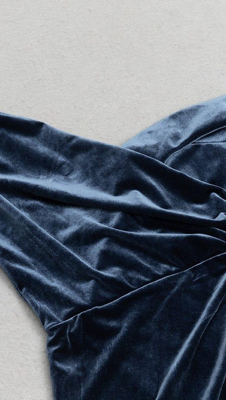 ABITO IN VELLUTO PLISSETTATO CON SPACCO E SCOLLO ASIMMETRICO IN TINTA UNITA