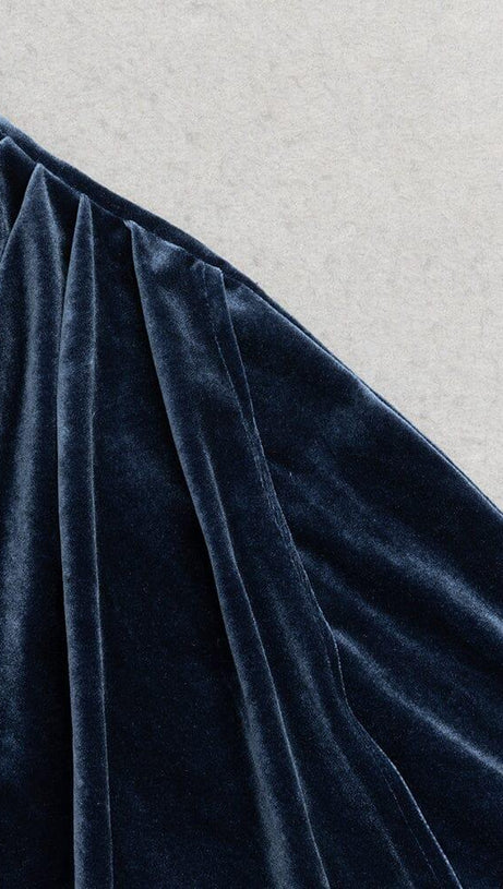 ABITO IN VELLUTO PLISSETTATO CON SPACCO E SCOLLO ASIMMETRICO IN TINTA UNITA