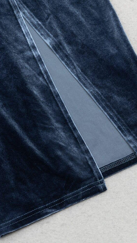 ABITO IN VELLUTO PLISSETTATO CON SPACCO E SCOLLO ASIMMETRICO IN TINTA UNITA