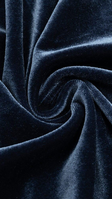 ABITO IN VELLUTO PLISSETTATO CON SPACCO E SCOLLO ASIMMETRICO IN TINTA UNITA