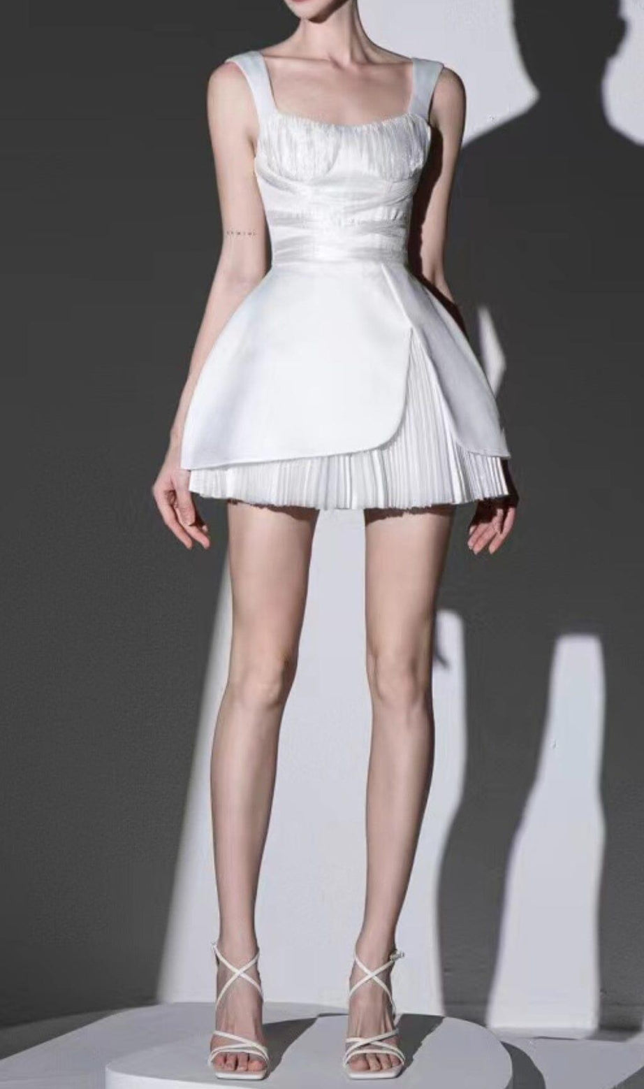 Mini abito bianco con scollo quadrato