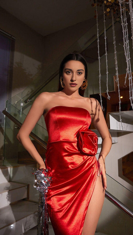 TRÄGERLOSES MIDIKLEID AUS SATIN MIT BLUMEN