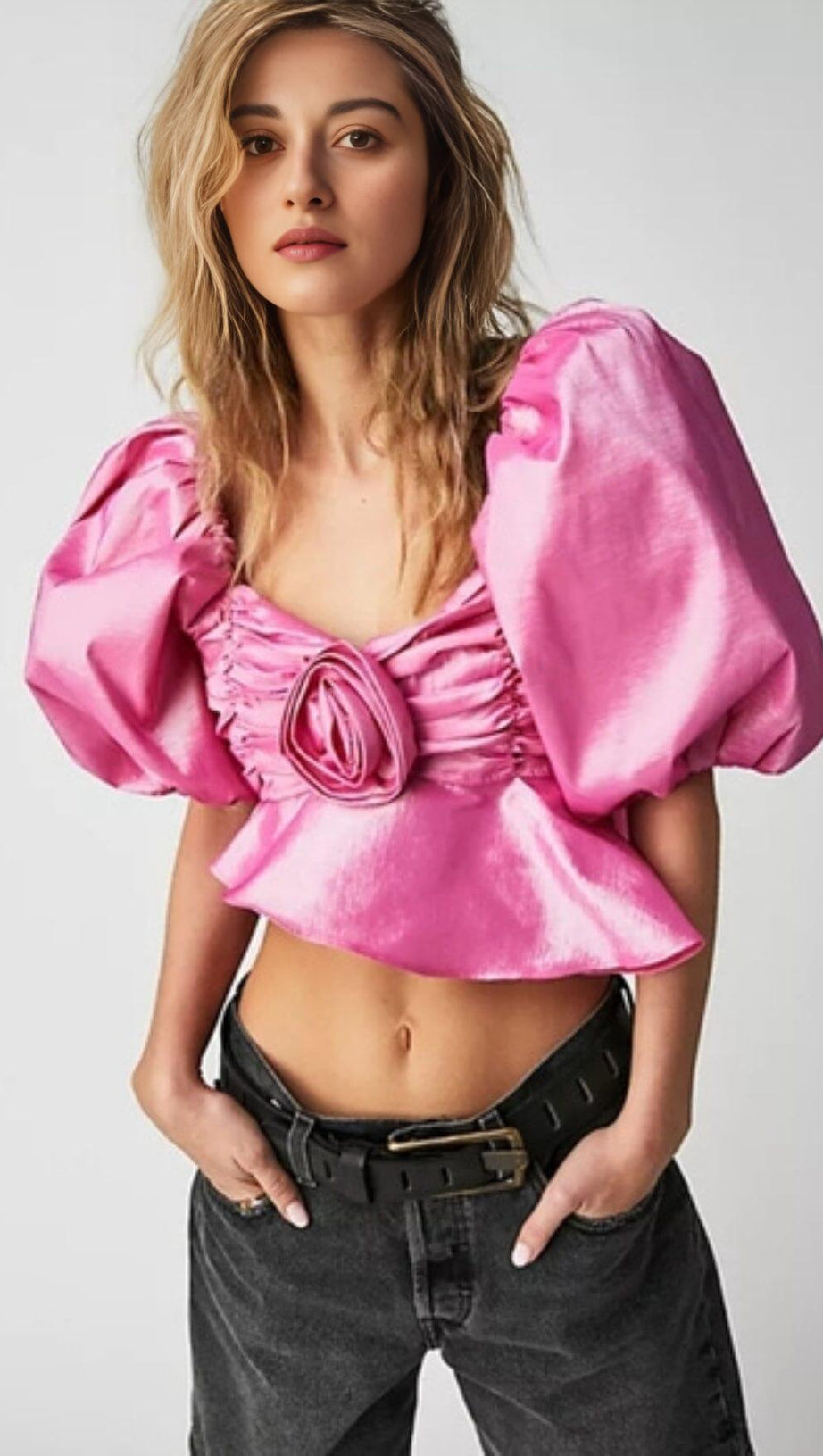 ROSA BLUMENMUSTER, TAILLELOSES KURZARM-TOP MIT PUFFÄRMELN