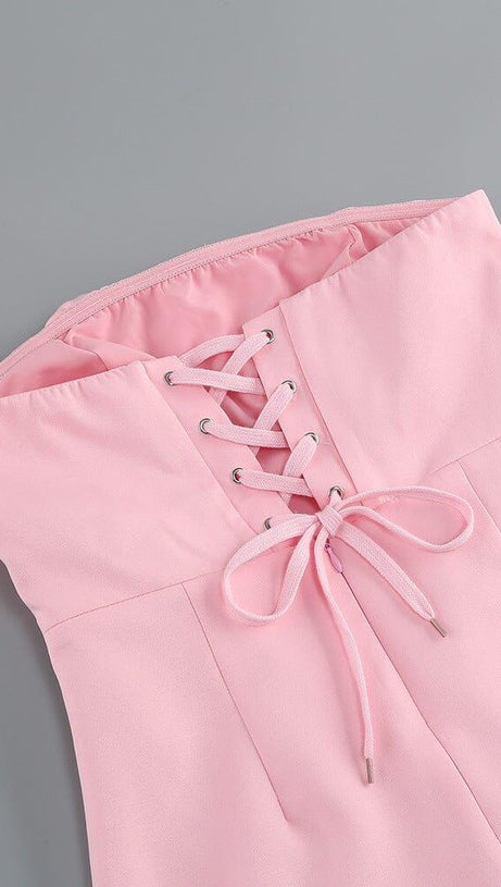 TRÄGERLOSES MINIKLEID MIT ROSA ROSENBLUMEN