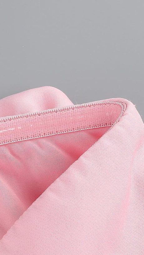 TRÄGERLOSES MINIKLEID MIT ROSA ROSENBLUMEN