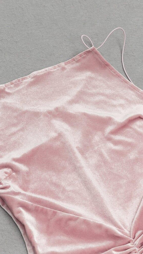 ABITO ROSA CON BRETELLE, SCHIENA SENZA SCHIENA, IN VELLUTO, PLISSETTATO SUI FIANCHI