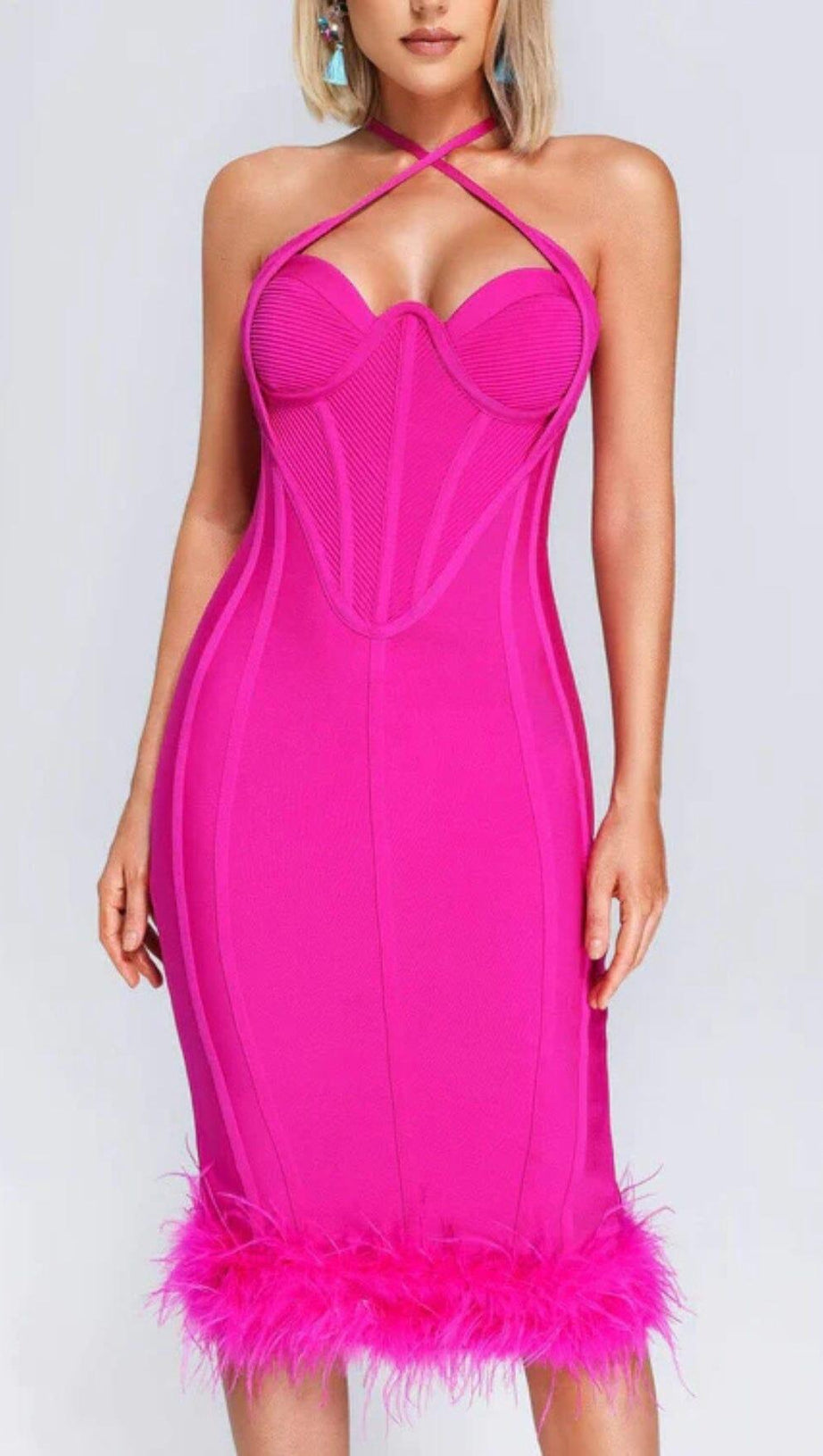 ABITO ADERENTE CON SCOLLO ALTO E SCHIENA SENZA COLLO IN PIUME DI STRUZZO ROSSO ROSA