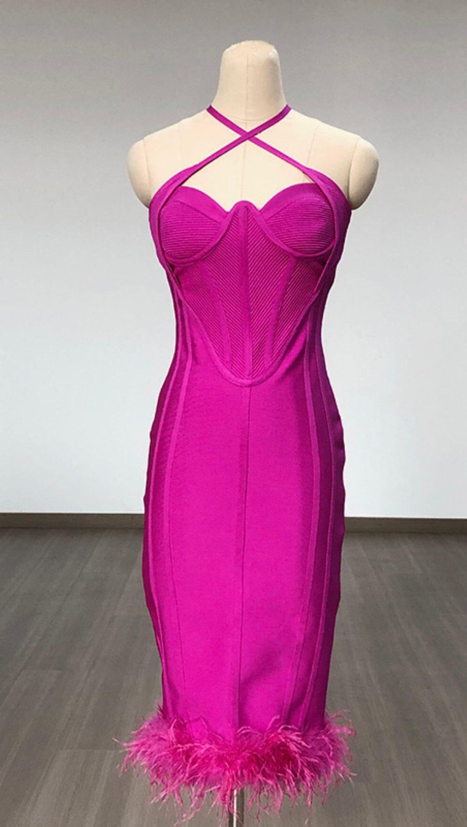 ABITO ADERENTE CON SCOLLO ALTO E SCHIENA SENZA COLLO IN PIUME DI STRUZZO ROSSO ROSA