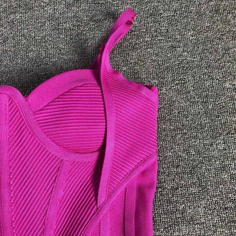 ABITO ADERENTE CON SCOLLO ALTO E SCHIENA SENZA COLLO IN PIUME DI STRUZZO ROSSO ROSA