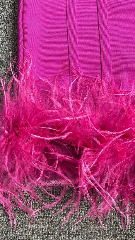 ABITO ADERENTE CON SCOLLO ALTO E SCHIENA SENZA COLLO IN PIUME DI STRUZZO ROSSO ROSA