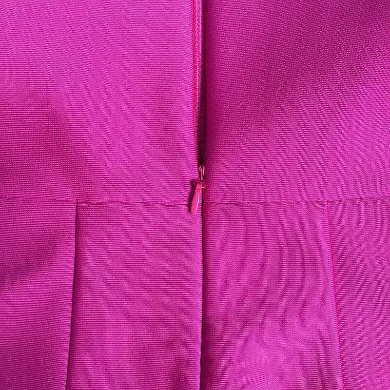 ABITO ADERENTE CON SCOLLO ALTO E SCHIENA SENZA COLLO IN PIUME DI STRUZZO ROSSO ROSA