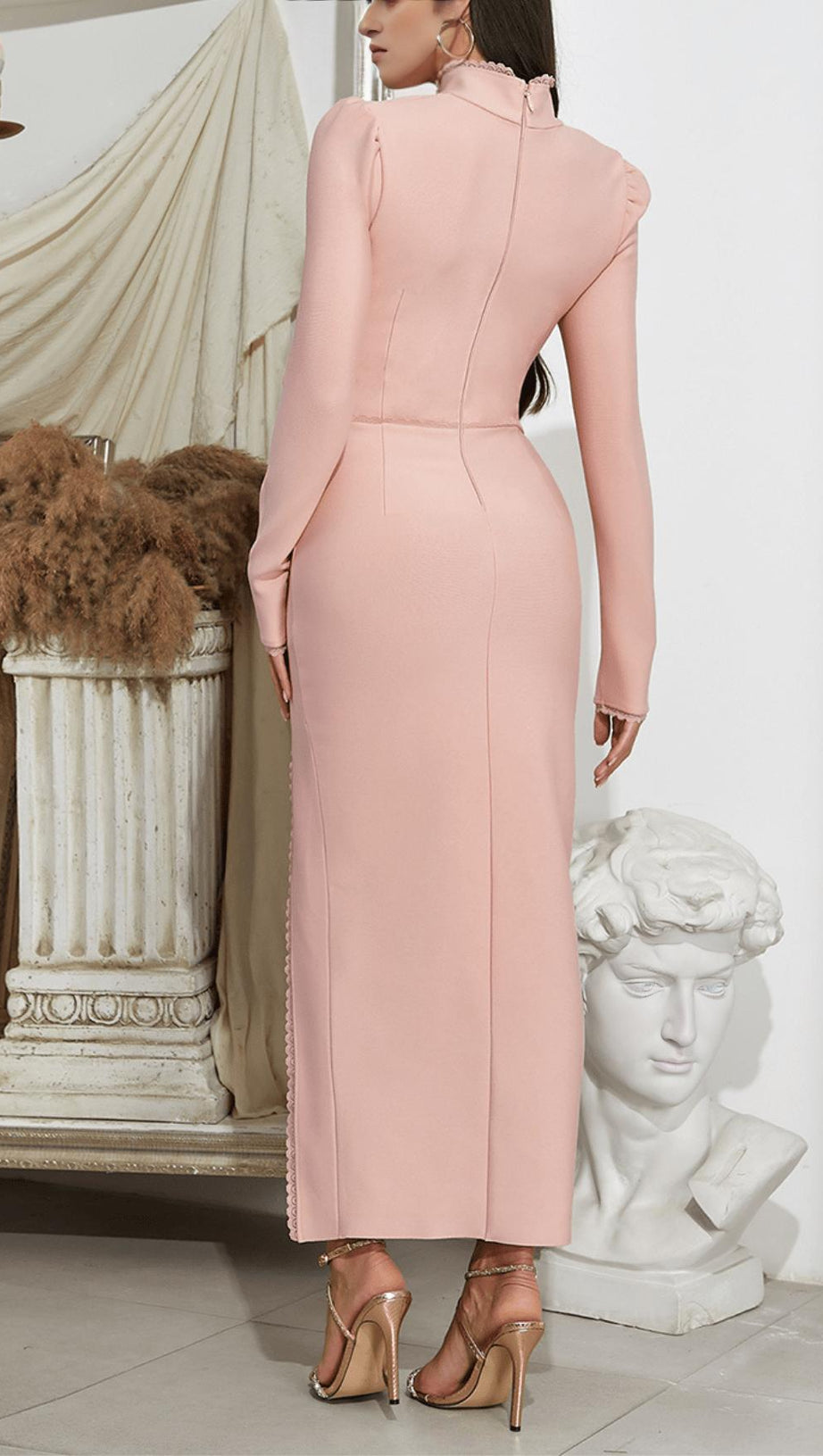 ABITO LUNGO SNELLENTE CON SPACCO A MANICHE LUNGHE E SCOLLO A V