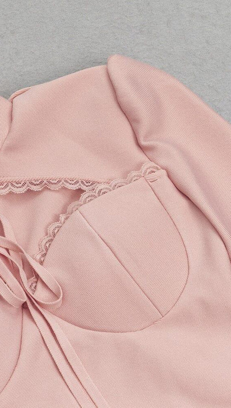 ABITO LUNGO SNELLENTE CON SPACCO A MANICHE LUNGHE E SCOLLO A V