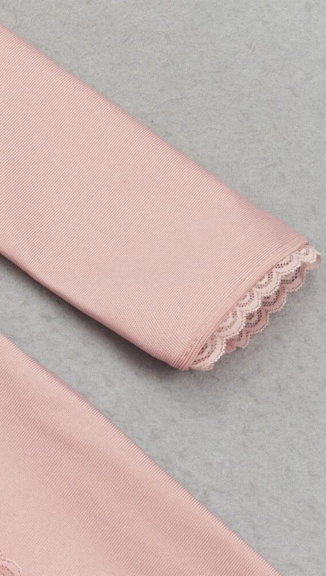 ABITO LUNGO SNELLENTE CON SPACCO A MANICHE LUNGHE E SCOLLO A V