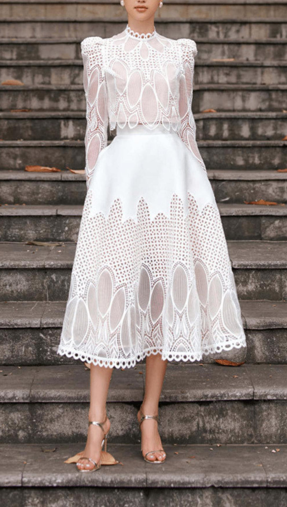 Strapazierfähiges Midikleid aus Spitze mit Stehkragen, PUFFÄRMELN und hoher Taille