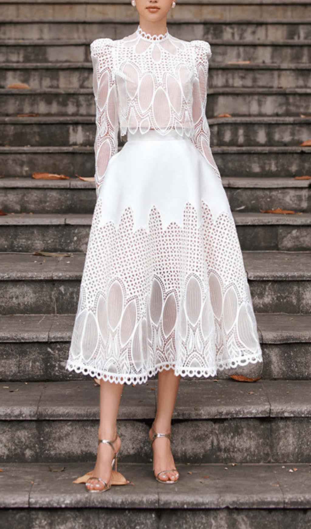 Strapazierfähiges Midikleid aus Spitze mit Stehkragen, PUFFÄRMELN und hoher Taille