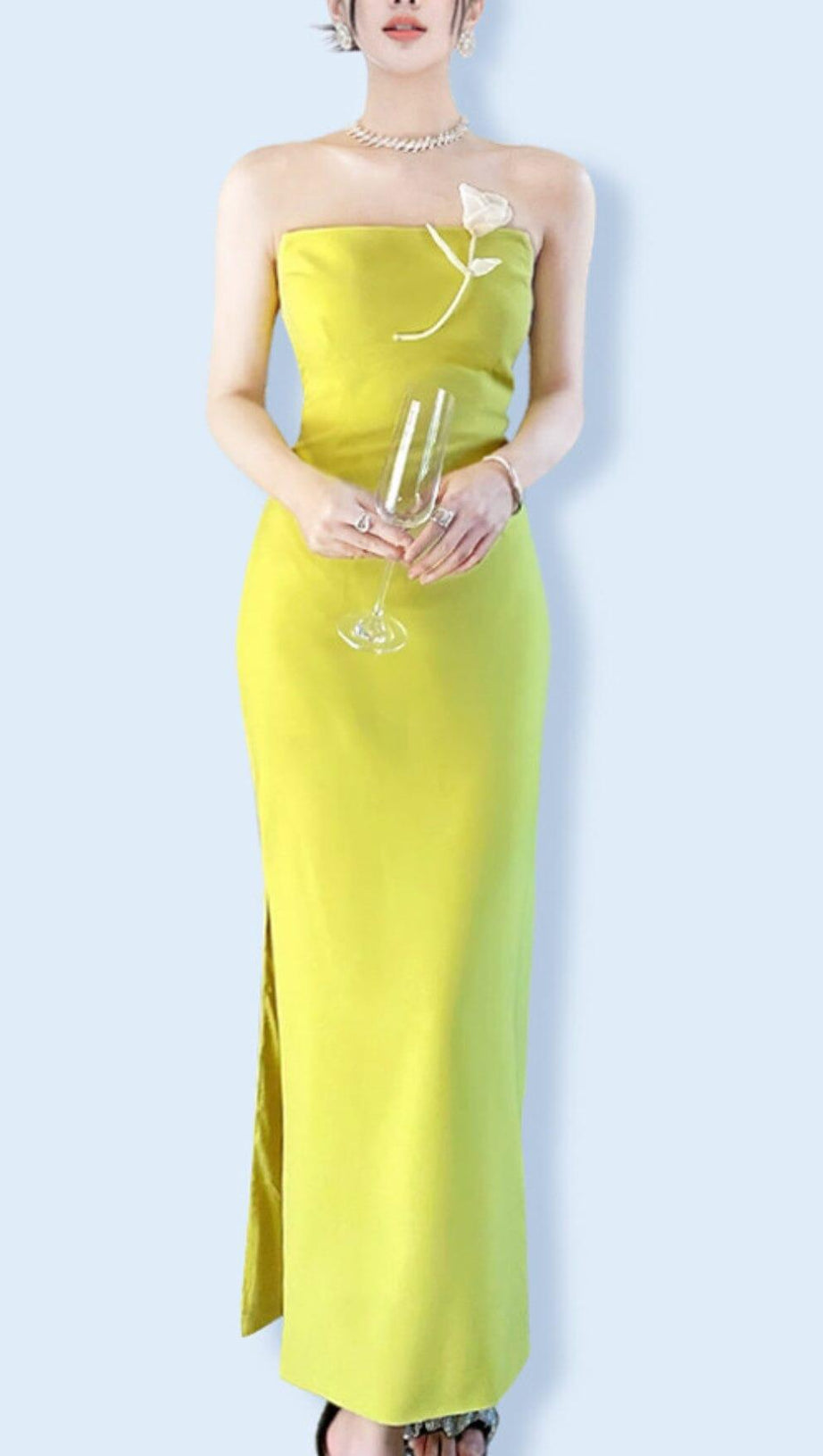 Zitronengelbes Maxikleid mit Blumen und Schlitz
