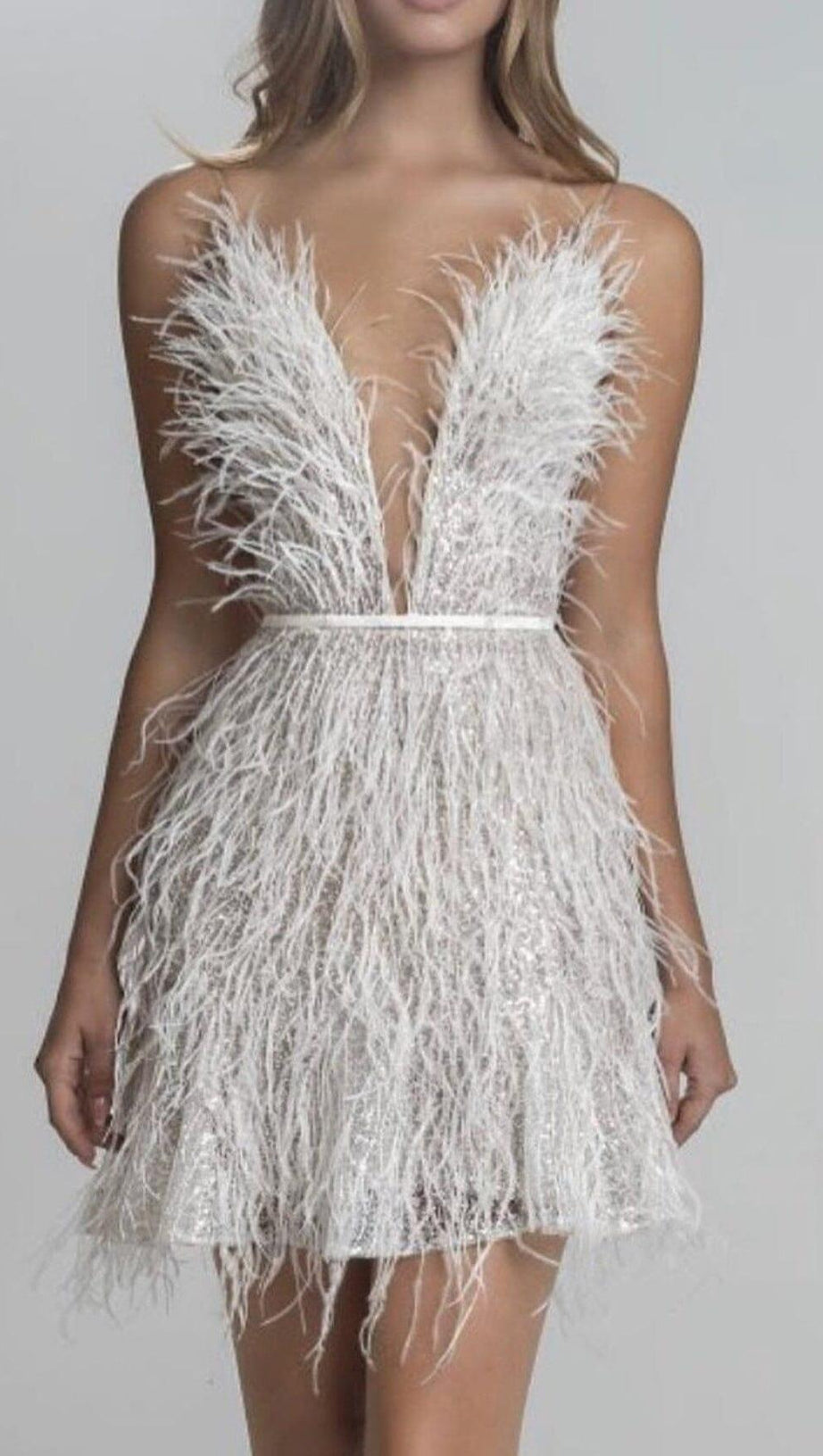 ABITO CON CAMICIA IN PIUME E SCOLLO A V PROFONDO