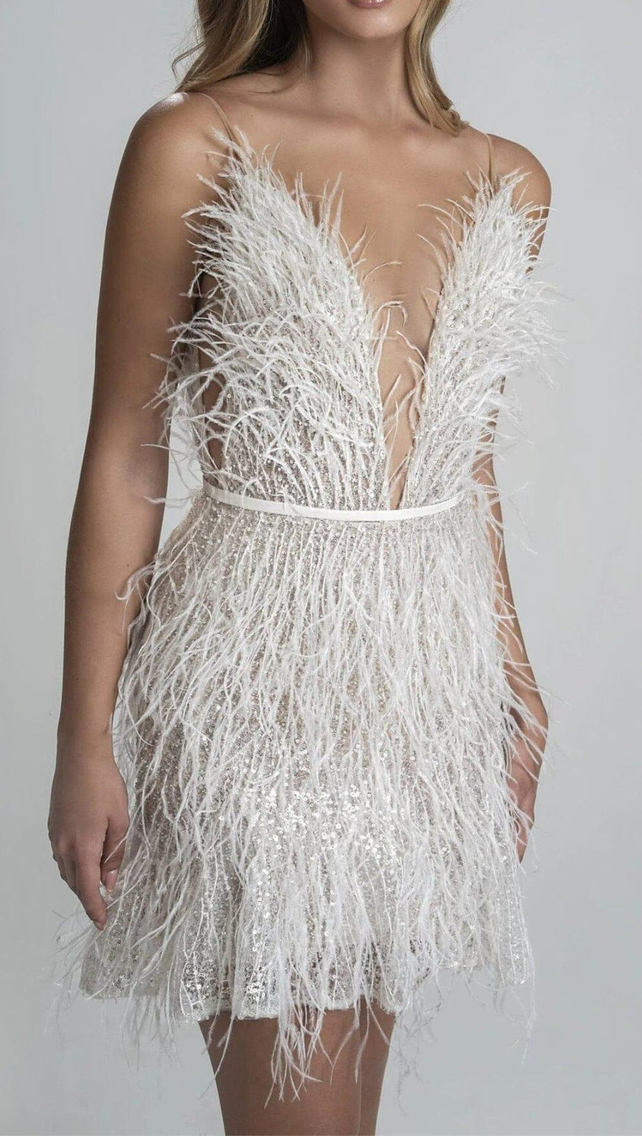 ABITO CON CAMICIA IN PIUME E SCOLLO A V PROFONDO