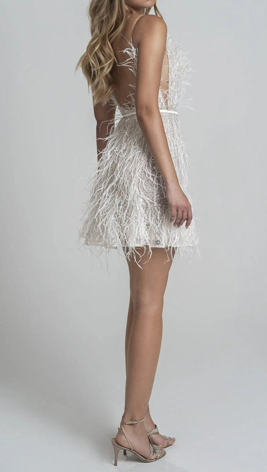 ABITO CON CAMICIA IN PIUME E SCOLLO A V PROFONDO