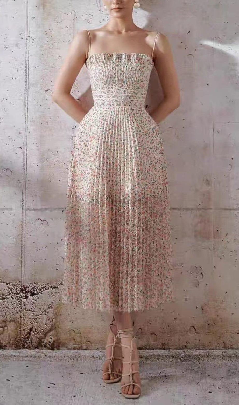 ELEGANTES BLUMENKLEID MIT TRÄGERN