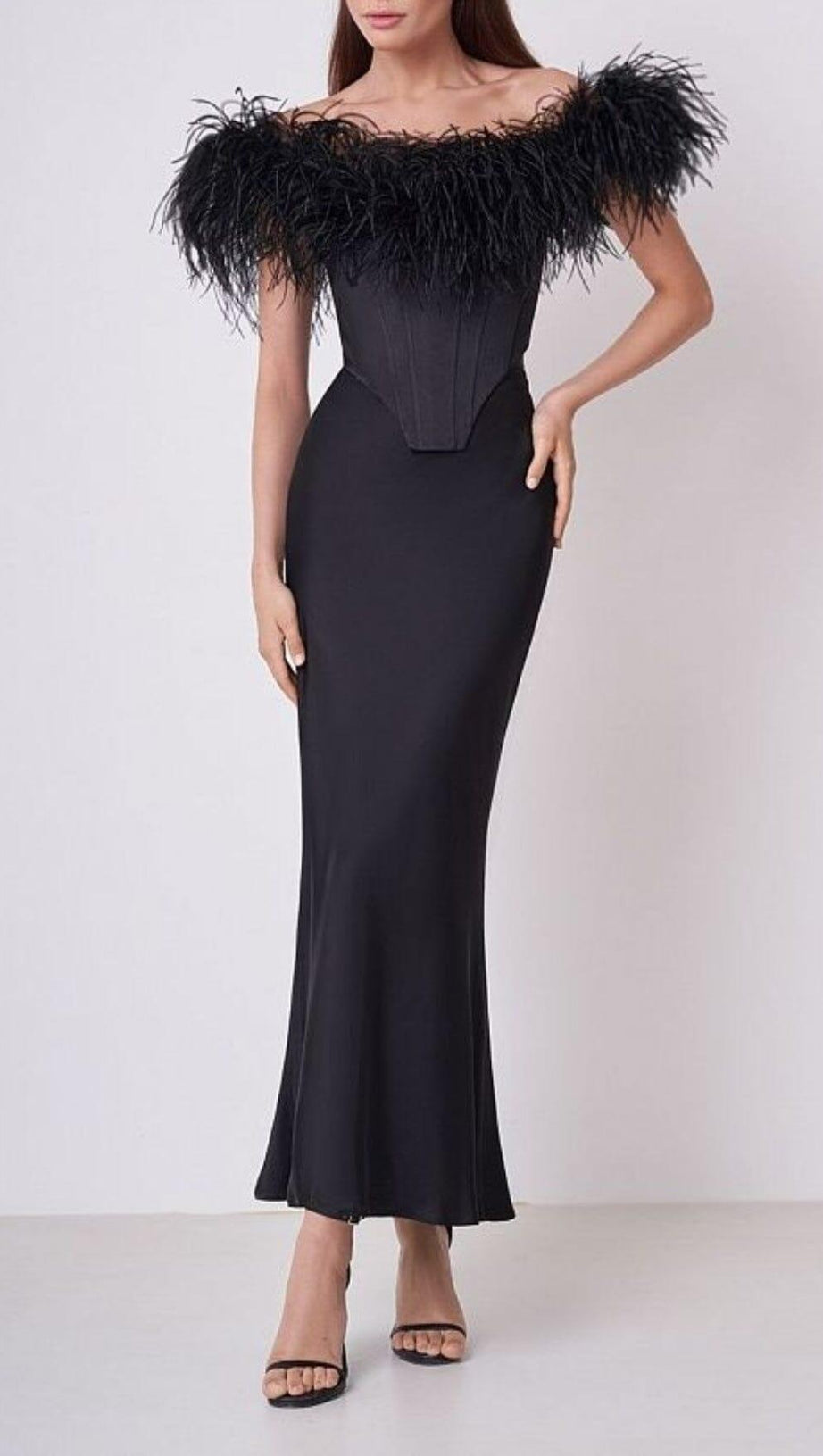 ABITO LUNGO A SIRENA CON SPALLE SCOPERTE E PIUME NERO
