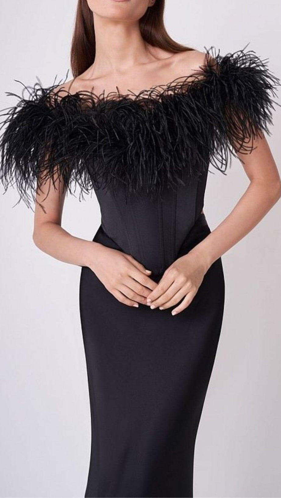 ABITO LUNGO A SIRENA CON SPALLE SCOPERTE E PIUME NERO