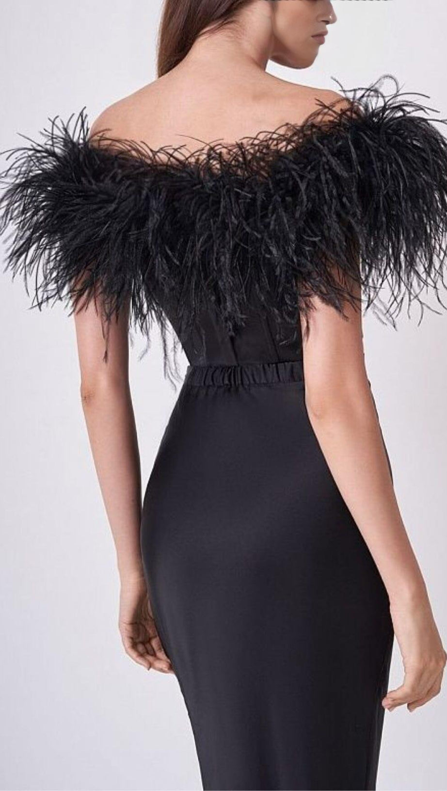 ABITO LUNGO A SIRENA CON SPALLE SCOPERTE E PIUME NERO