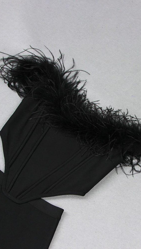 ABITO LUNGO A SIRENA CON SPALLE SCOPERTE E PIUME NERO