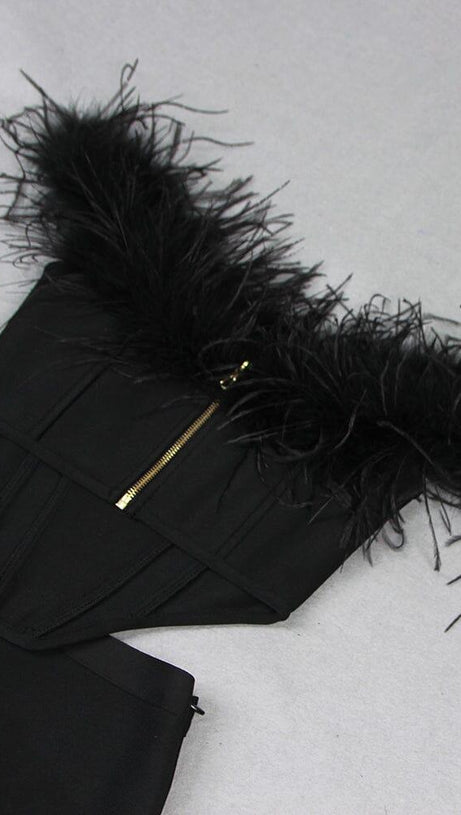 ABITO LUNGO A SIRENA CON SPALLE SCOPERTE E PIUME NERO