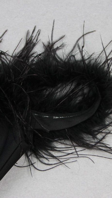 ABITO LUNGO A SIRENA CON SPALLE SCOPERTE E PIUME NERO