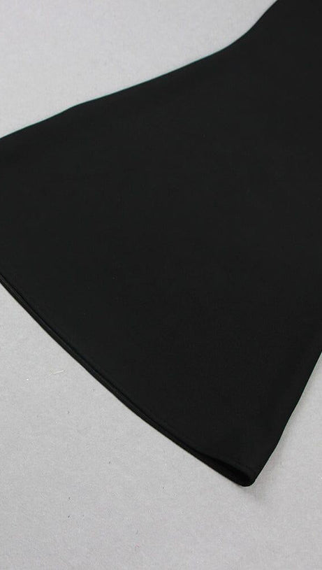 ABITO LUNGO A SIRENA CON SPALLE SCOPERTE E PIUME NERO