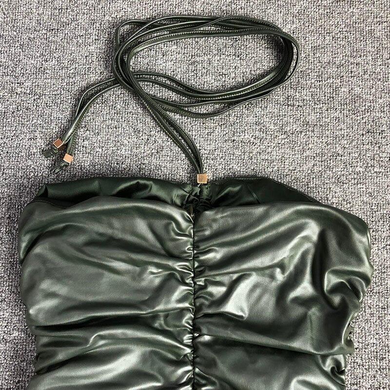 ABITO PLISSETTATO CON ZAINO VERDE E SEDERE SCOPERTO