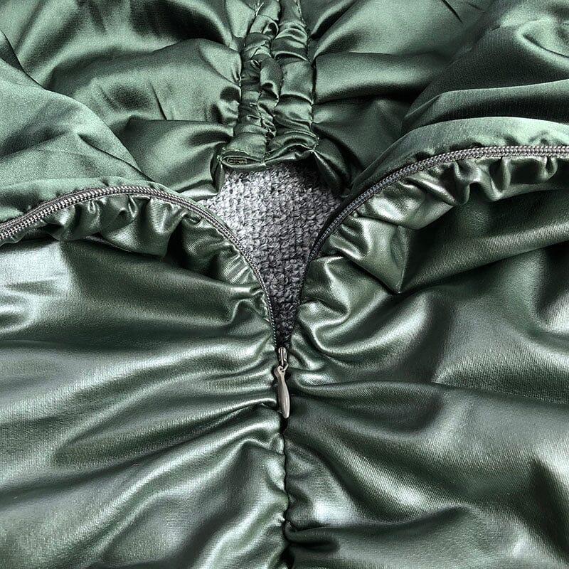 ABITO PLISSETTATO CON ZAINO VERDE E SEDERE SCOPERTO