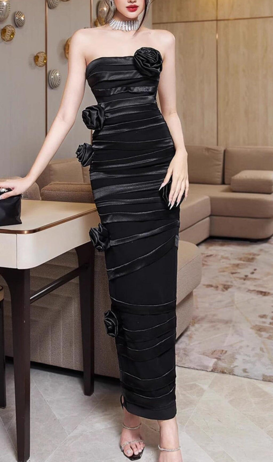 SCHWARZES TRÄGERLOSES MAXIKLEID MIT BLUMEN