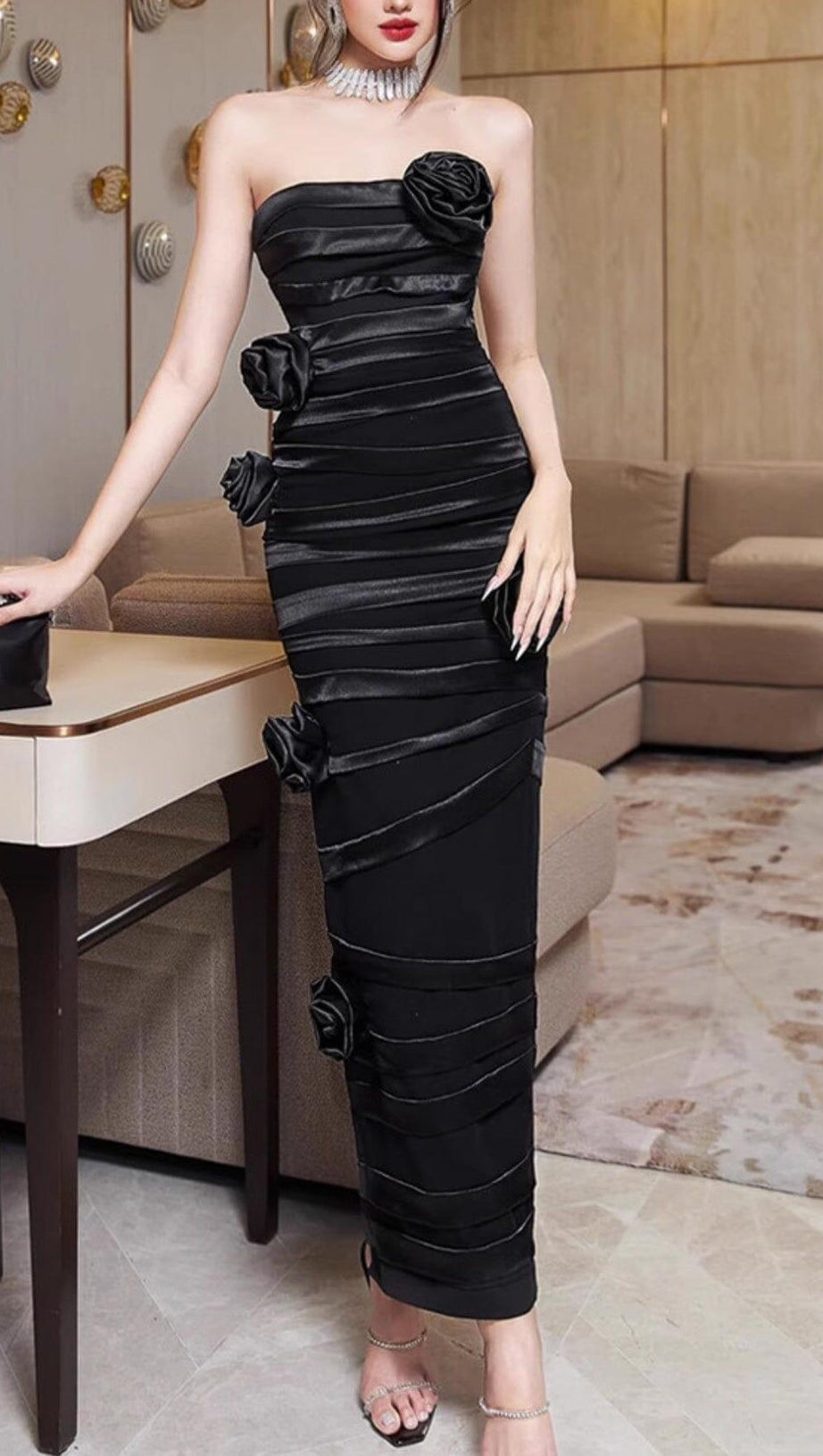 SCHWARZES TRÄGERLOSES MAXIKLEID MIT BLUMEN