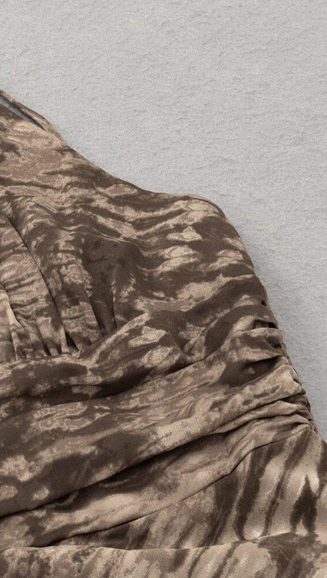 HALTER MAXI PRINT DRESS IN BROWN