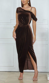 CHESTNUT ONE-SHOULDER BACKLESS BODYCON VELVET PLEATED MAXI DRESS