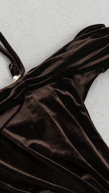CHESTNUT ONE-SHOULDER BACKLESS BODYCON VELVET PLEATED MAXI DRESS